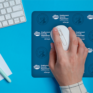 Una mano que usa un mouse blanco sobre una alfombrilla azul con logotipos